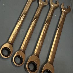 Snap-on Tools 4 pc SAE Flank DriveR Plus Non-Reversible Ratcheting Combination Wrench Set (13/16-1")