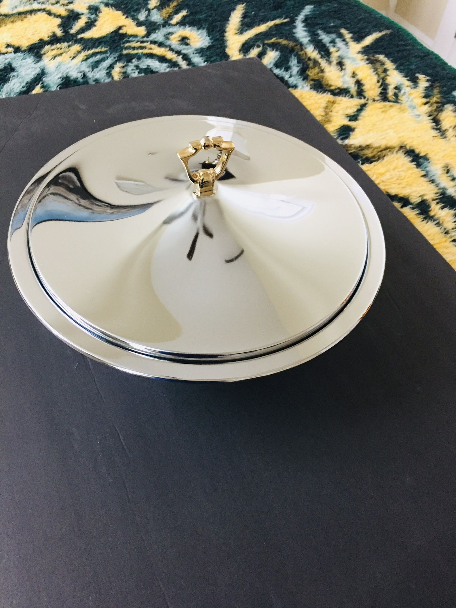 Vintage Antique. Round metal bowl with lid. Like new. Diameter 11.5”.  Hight 4” with no lid on. Hight 6.5” with lid on - up to the top of the handle.