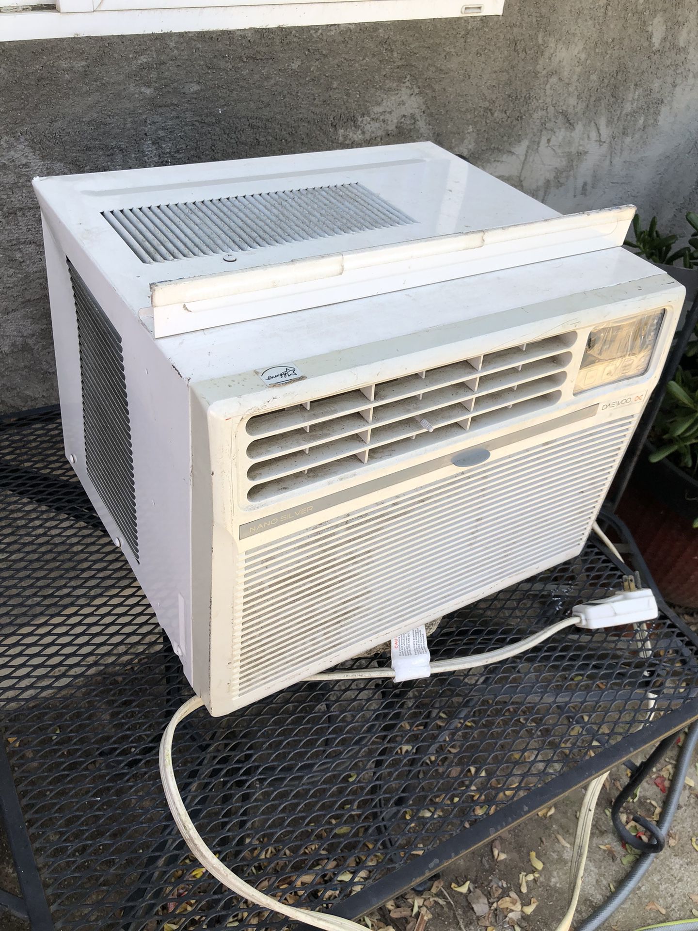 DAEWOO Window / Room Air Conditioner AC Unit w/standard plug 5,350(BTU) , cools up to 150 sq ft