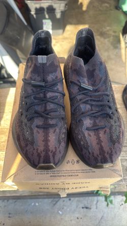 Men’s black Yeezy’s size 10