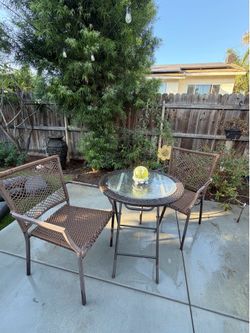 Patio set (2 chairs and table)