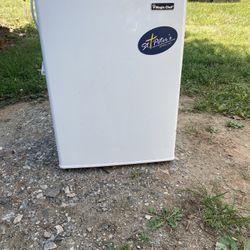 Mini Fridge Works Excellent No Issues $65