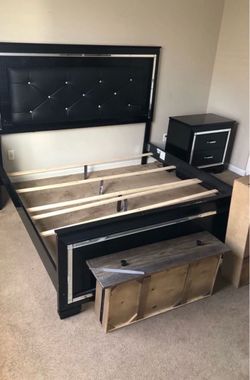 Cali king bed set with mirror trimming