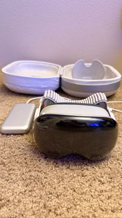 Apple Vision Pro (M2 256gb) for sale with travel case and dual knit band