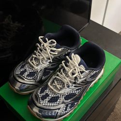 blue bottegas size 43