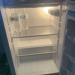 Magic Chef mini fridge w small freezer