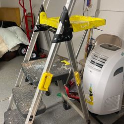 Ladder With Tray And Handle Carrier
