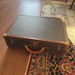 100% Authentic Louis Vuitton Vintage Hard-Sided Suitcase – A Statement of Timeless Elegance