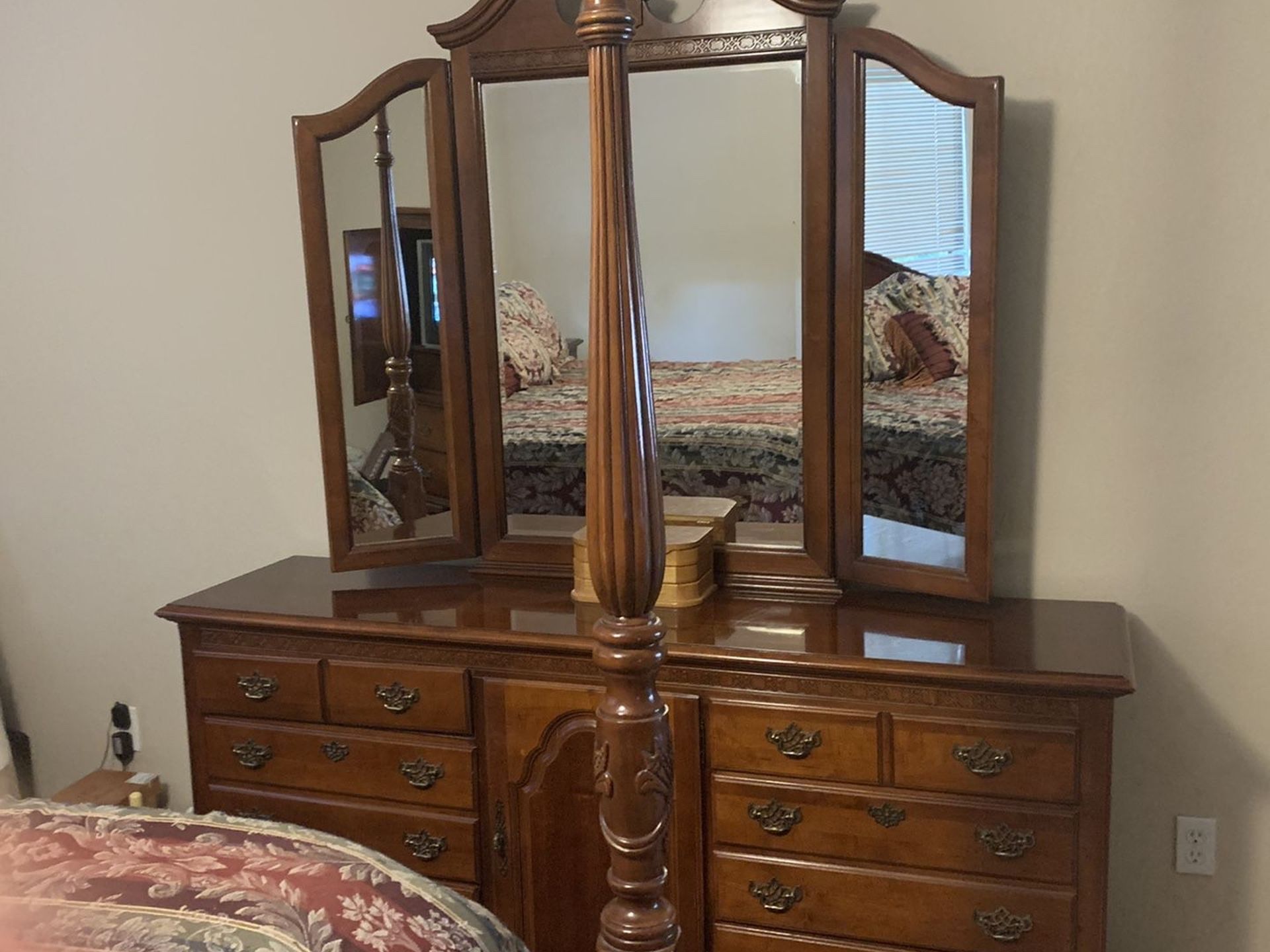 6 piece cherry bedroom set. 4 poster bed, 2 nightstands, 1 large dresser with mirror, 1 tv cabinet with large drawers, and lingerie chest.