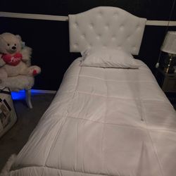 Twin Bed With Sheets