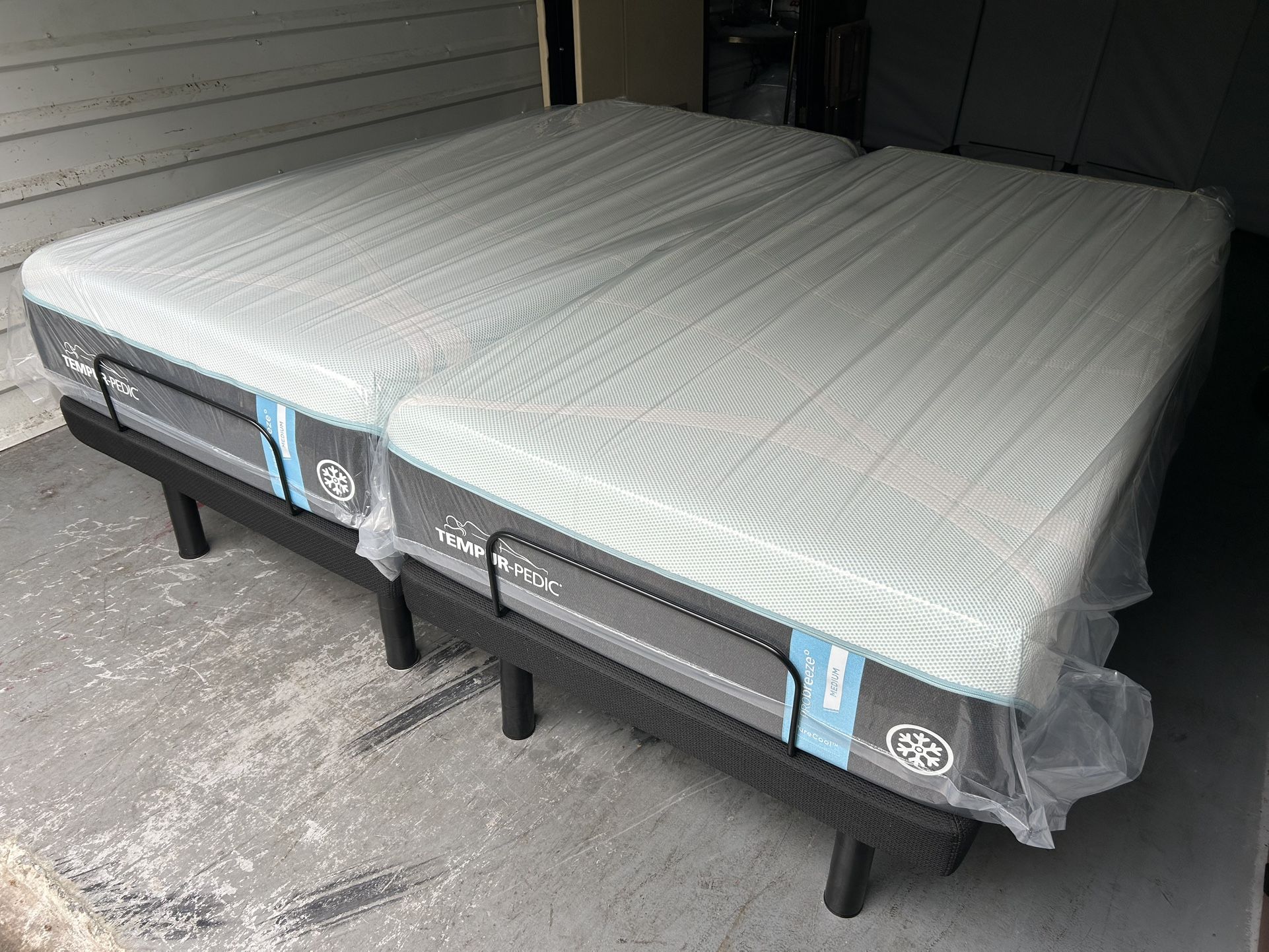 Beautiful new split King or (2) XL Twin Tempurpedic LuxeBreeze PureCool Max Soft mattresses 