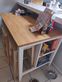 Breakfast table with 3 chairs 8 months old