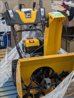 Cub Cadet Snow blower  26inch 2stage. Electric start 243cc. open box