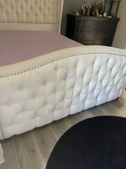 White Queen Tufted Bed