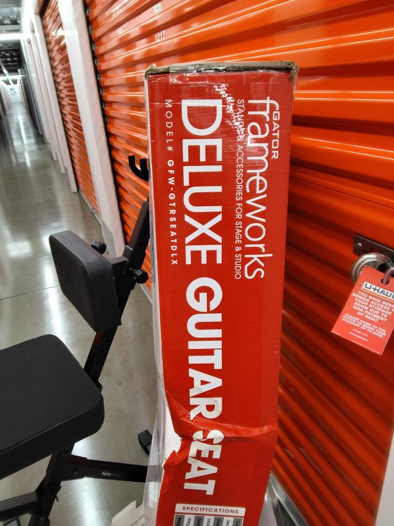 DELUXE GUITAR SEAT & STAND