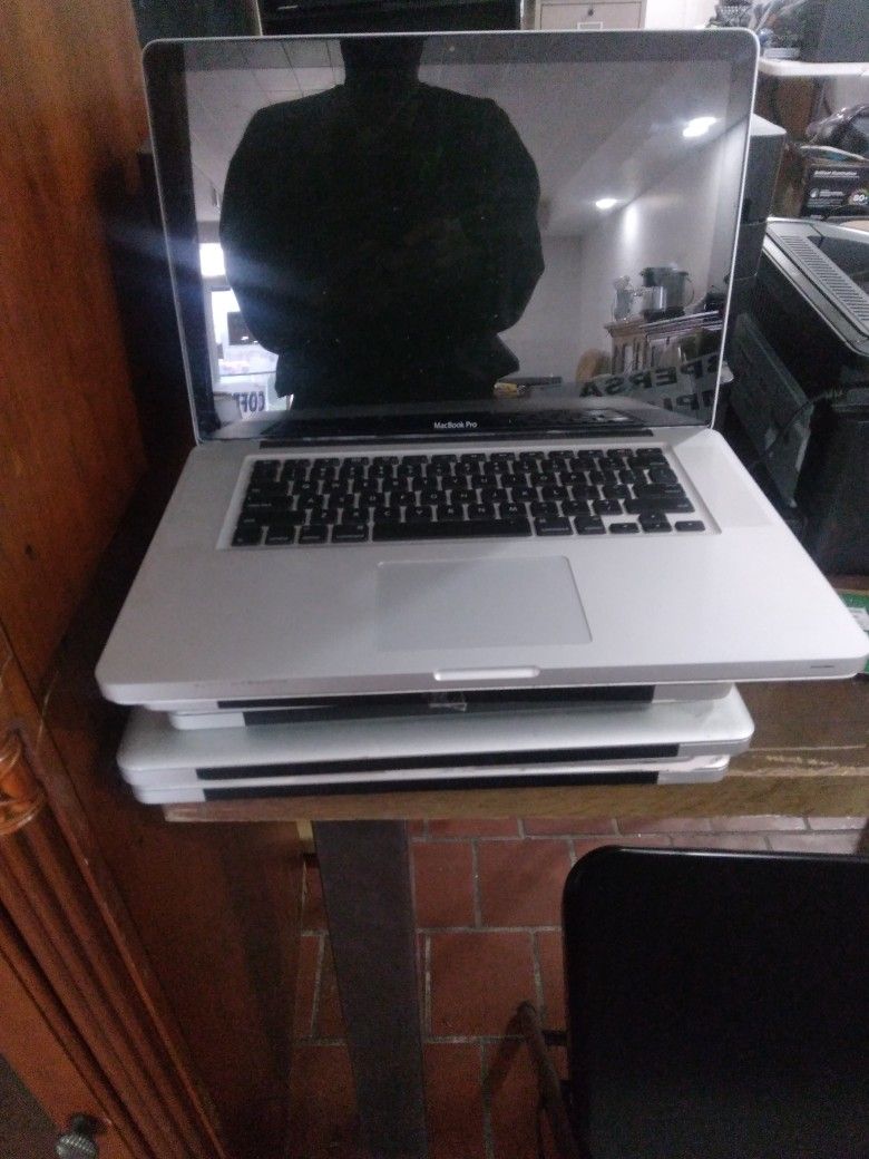Lot Of 5 Dual Core 2010 MacBook Pro. Fixer Uppers