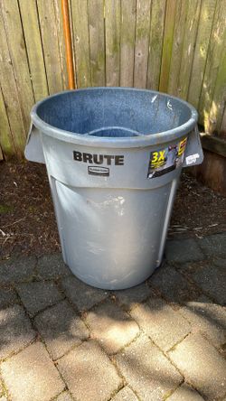 (2) Brute 44 Gallon construction garbage cans