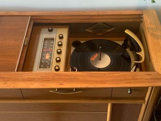 Original 1965 Magnivox record player stereo cabinet