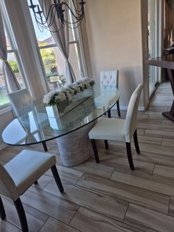 Beautiful Set oval table and 4 chairs