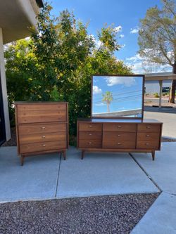 ✨ Vintage 2 Piece Mid Century Modern Bedroom Dresser Set ✨ ($10 delivery)