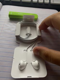 LIGHTNING APPLE HEADPHONES NEW
