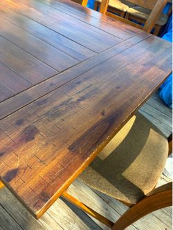 Dining set for 6 people with high-backed chairs; the table is extendable.