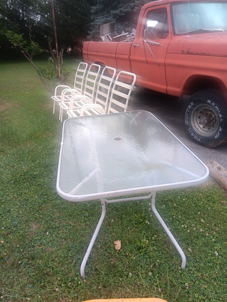 Table & Chairs
