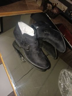                Stylish Black Mumba Boots Size 9