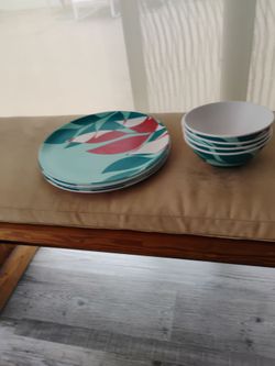 Set of 4 resin plates & bowls in Margate