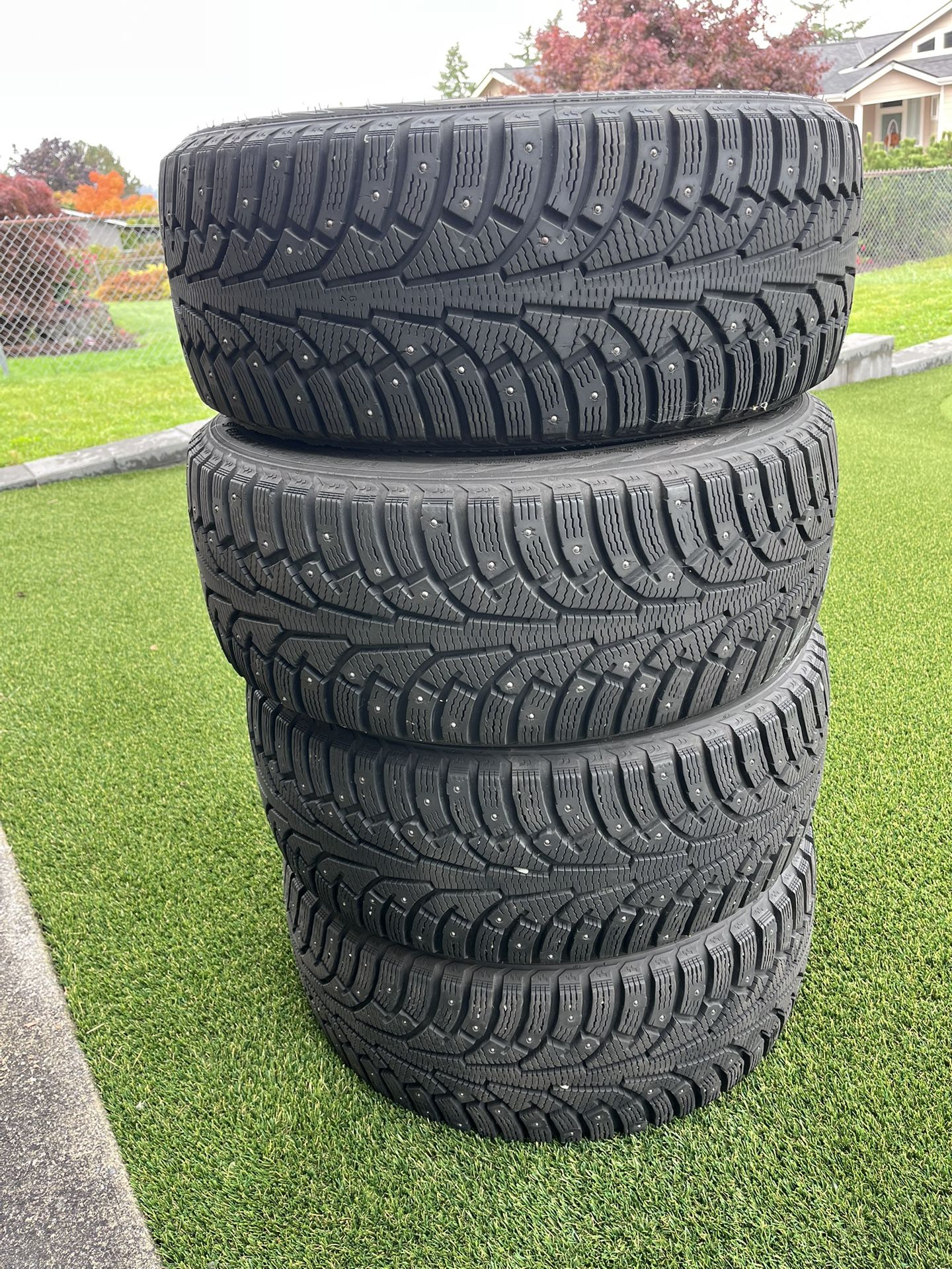 Nokian Hakkapeliitta Tires 235/45R17