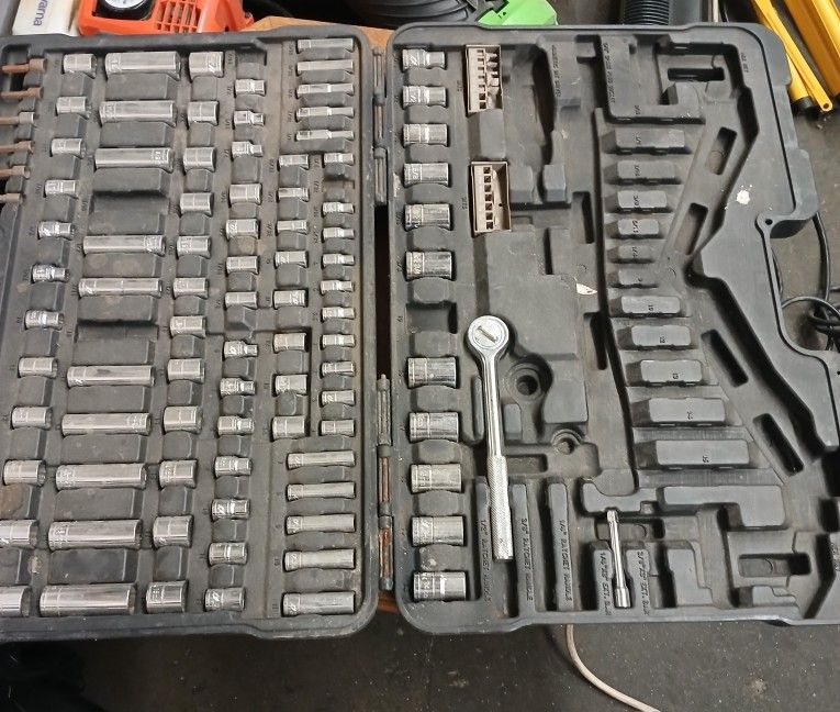 Socket TOOL Set with CASE