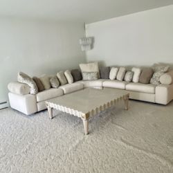BARELY USED! VINTAGE CREAM IVORY BEIGE OFF WHITE SECTIONAL SOFA COUCH - ACCENT DECORATIVE PILLOWS INCLUDED!