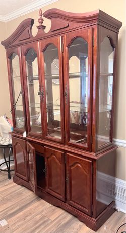 Beautiful Traditional China Cabinet / Display Hutch – Solid Wood