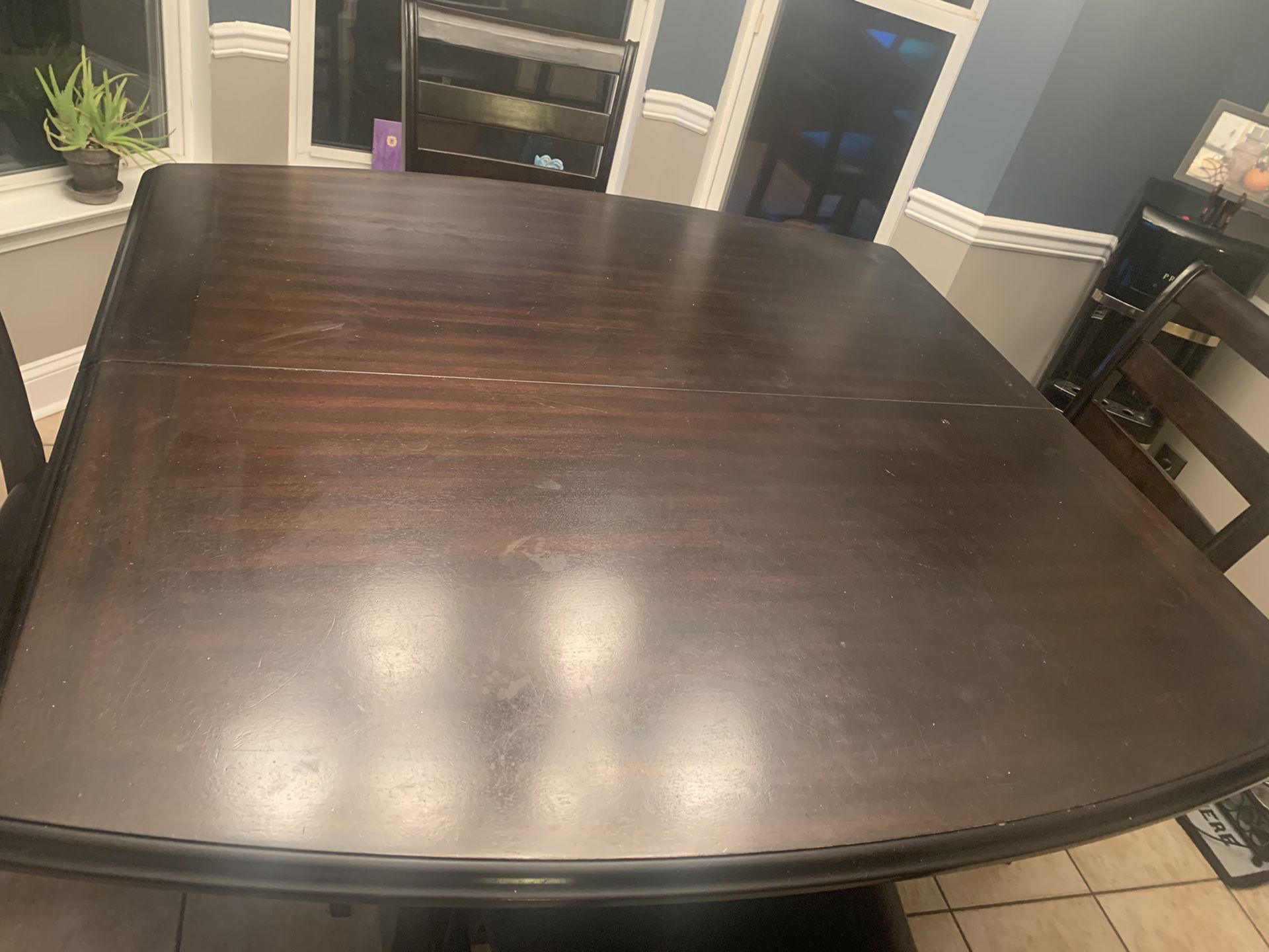 Brown wood kitchen table in great condition includes 4 chairs and leaf