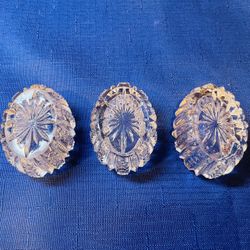 Beautiful Vintage Set Of 3 Pressed Glass Salt Cellars With A Sunburst Pattern 