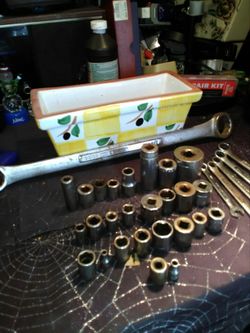 33 Craftsmen sockets and wrenches lot