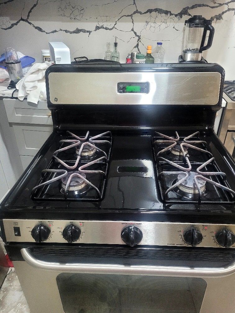 Gas Stove And Microwave 