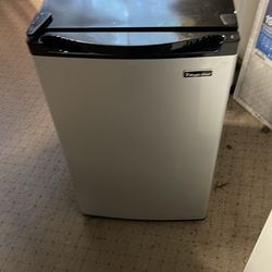 Magic Chef 4.4 cu ft mini fridge in black. H 32”, W 19”, D 22”