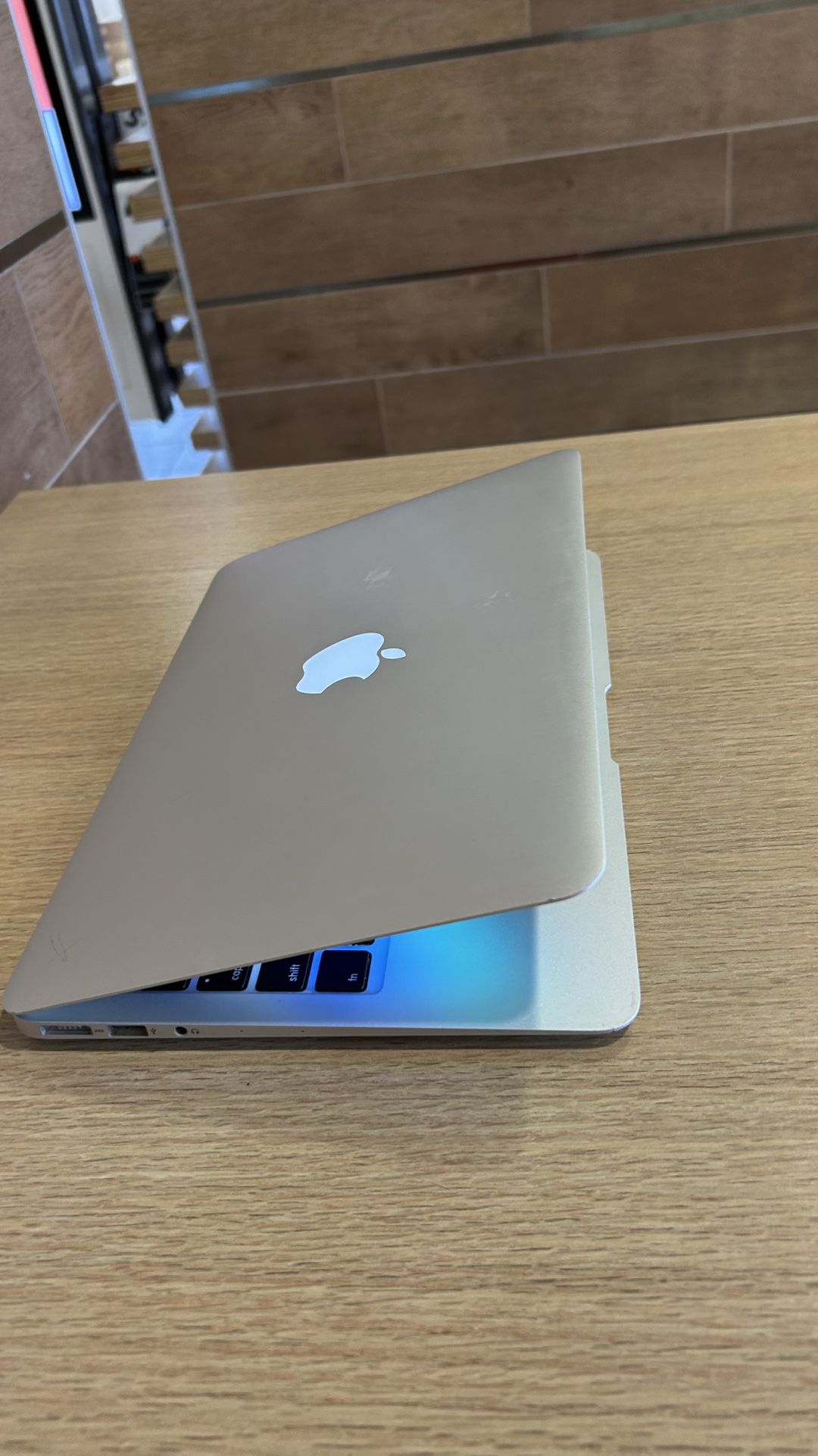 Apple MacBook Air 11” I5/8GB/128GB SSD $180