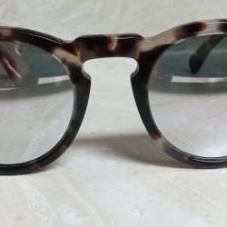 Illesteva Leonard sunglasses
Comes with case and pouch