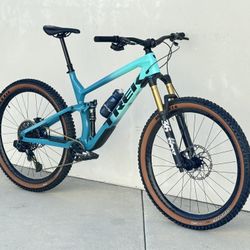 Trek FUEL 9.8 Carbon Full Suspension Mountain Bike. EXTRA LARGE. SRAM ASX GX 12sp. CARBON WHEELS. 29er.