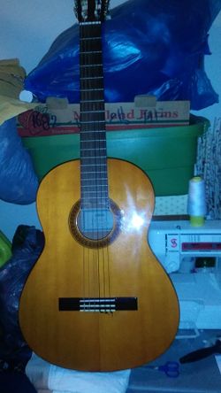 YAMAHA ACUSTIC GUITAR