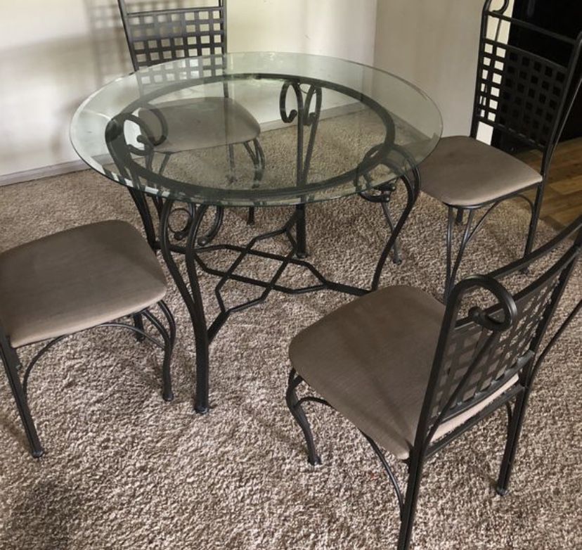 Dining room| Round glass table | Four chairs