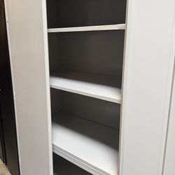 Metal storage cabinet with lock