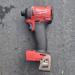 destornillador de impacto hexagonal M18 FUEL de 1/4" de Milwaukee.