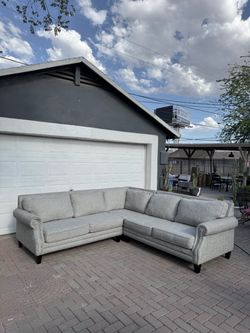 LIGHT GREY SECTIONAL COUCH ***FREE DELIVERY ***