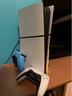 Ps5 slim disc edition 2 remotes + GTA V Disc