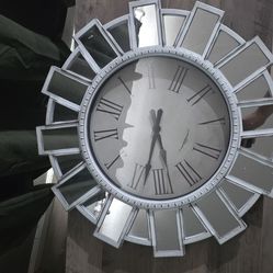 Small wall shelfs and clock