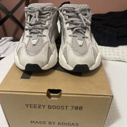 Yeezy 700 V2 Statics 