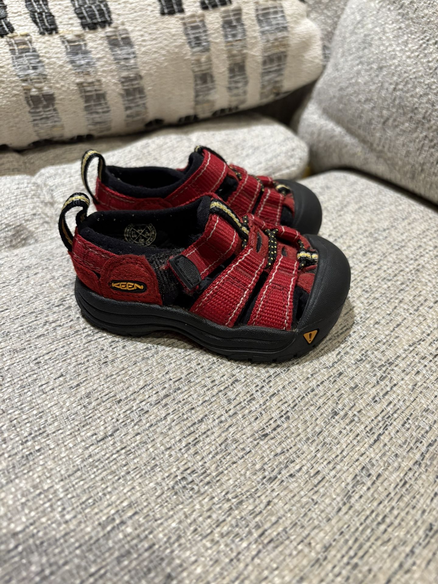 Boys Keen Shoes Size 4c